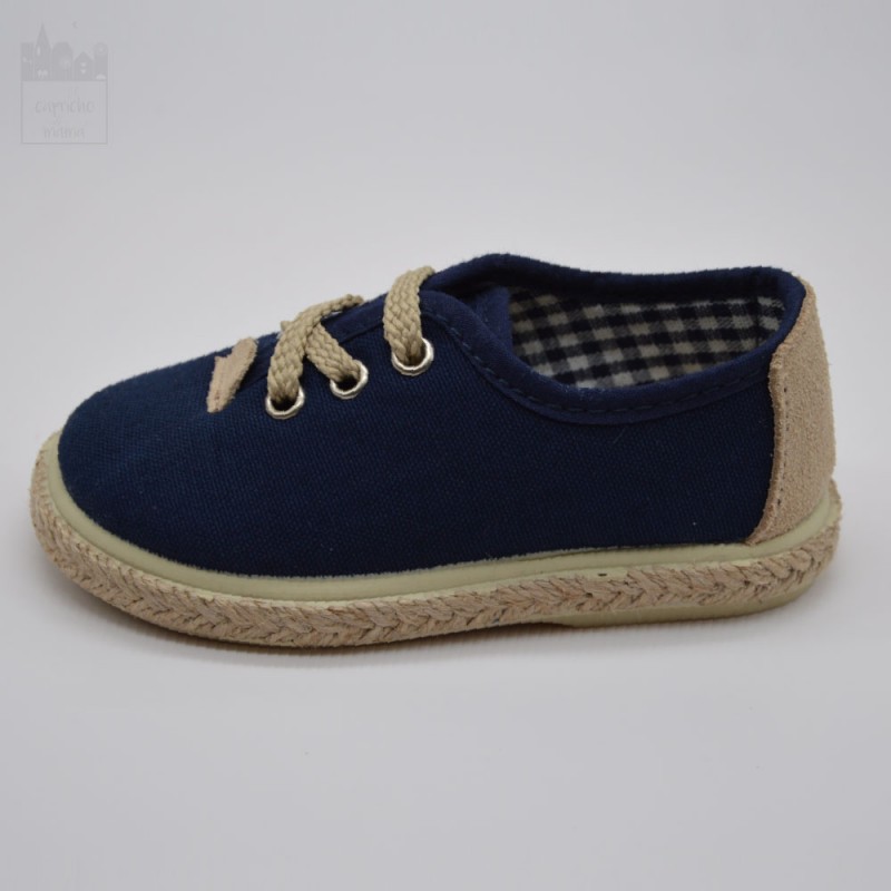 Zapatilla lisa con talonera serraje